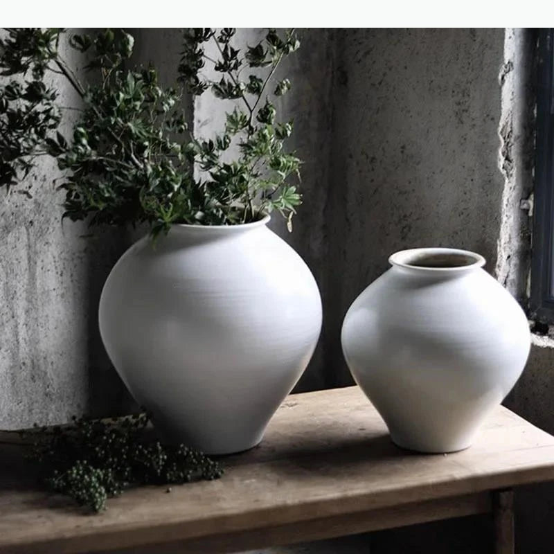 vases blancs modernes texture mat opaques décoration intérieure arrangement fleurs table