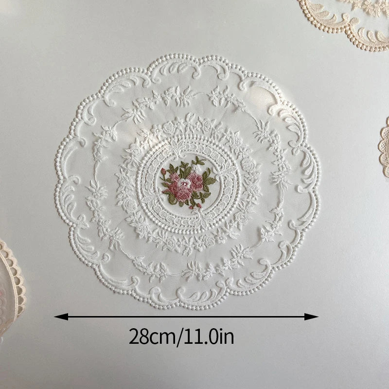 serviettes table vintage blanches rose pâle broderie florale dentelle romantique