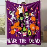 Motif Halloween coloré avec de nombreux personnages de monstre, de citrouille et de squelette sur un fond pourpre avec le texte "Wake the dead".