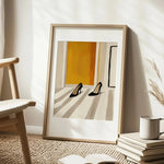 toile d'art moderne abstraite femme talons rayures noires blanches fond jaune 20x30cm 30x40cm 40x60cm