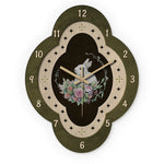 horloge murale bois marron aiguilles noires numeros blancs texture grunge moderne fixations quartz