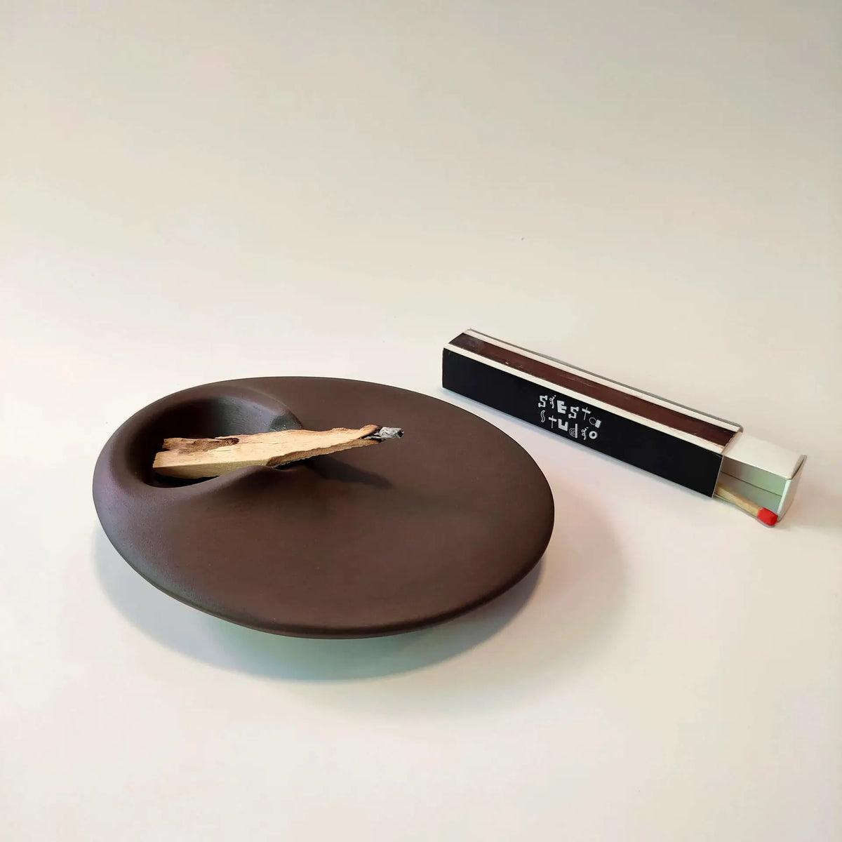 support allumettes marron foncé rond moderne plateau brûlant sauge ciment décoration yoga méditation