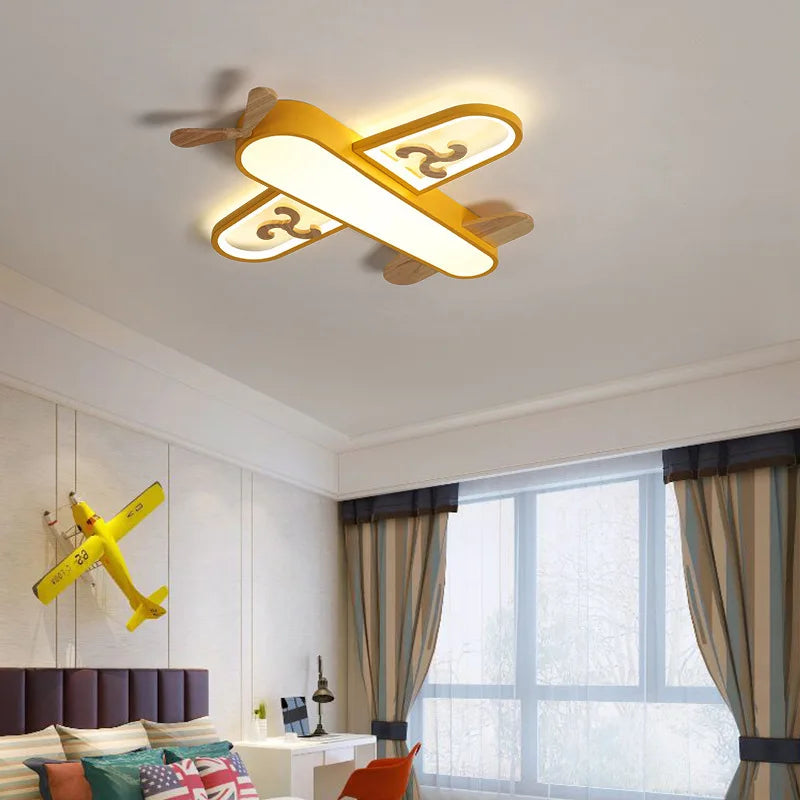 Détail du design avion du plafonnier LED en métal et bois