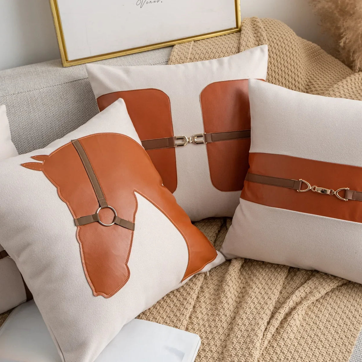 housse coussin polyester équestre motif harnais boucles métalliques dorées contemporain