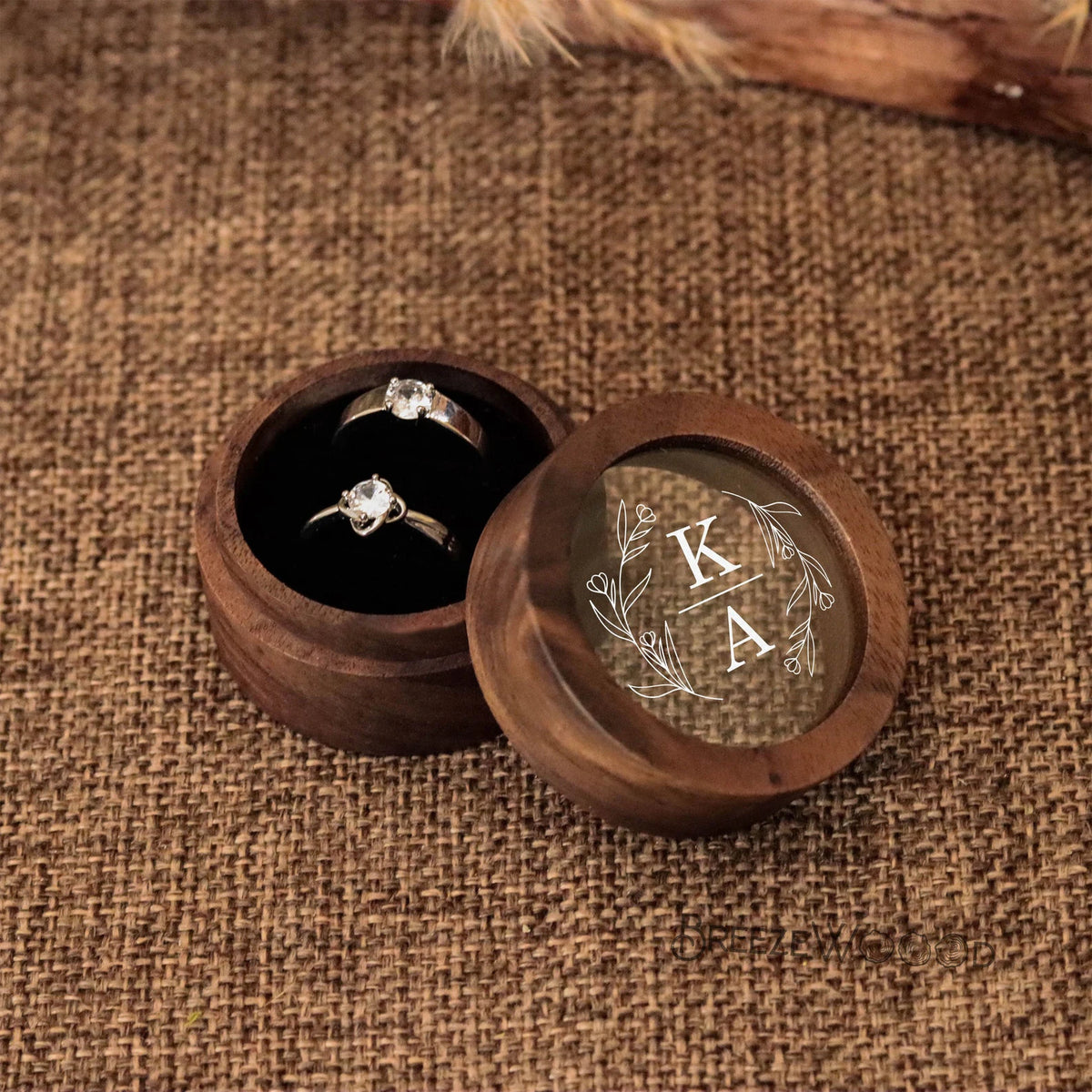 boîte bijoux bois foncé ronde gravure fleurs bagues boucles d'oreilles