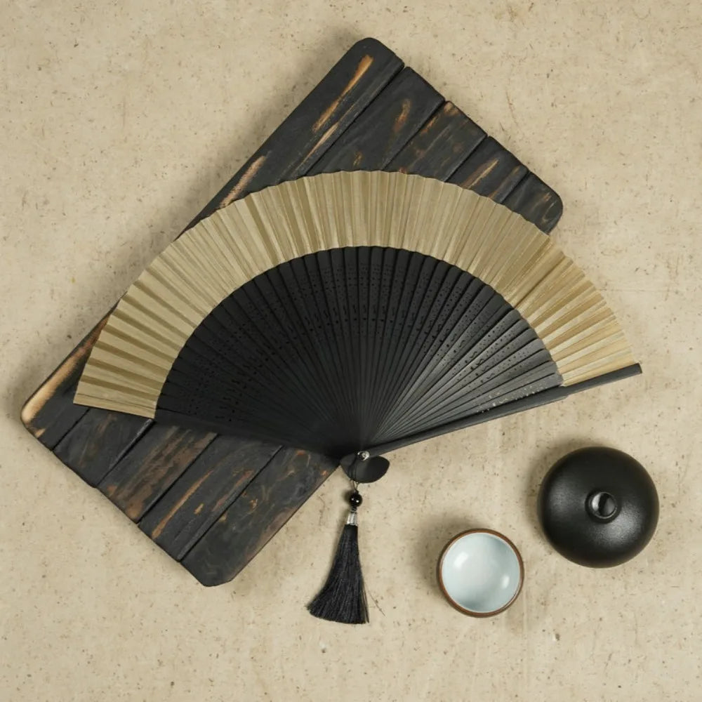 éventail traditionnel bleu noir beige rayures horizontales perforations classique artisanal cordelette pompon