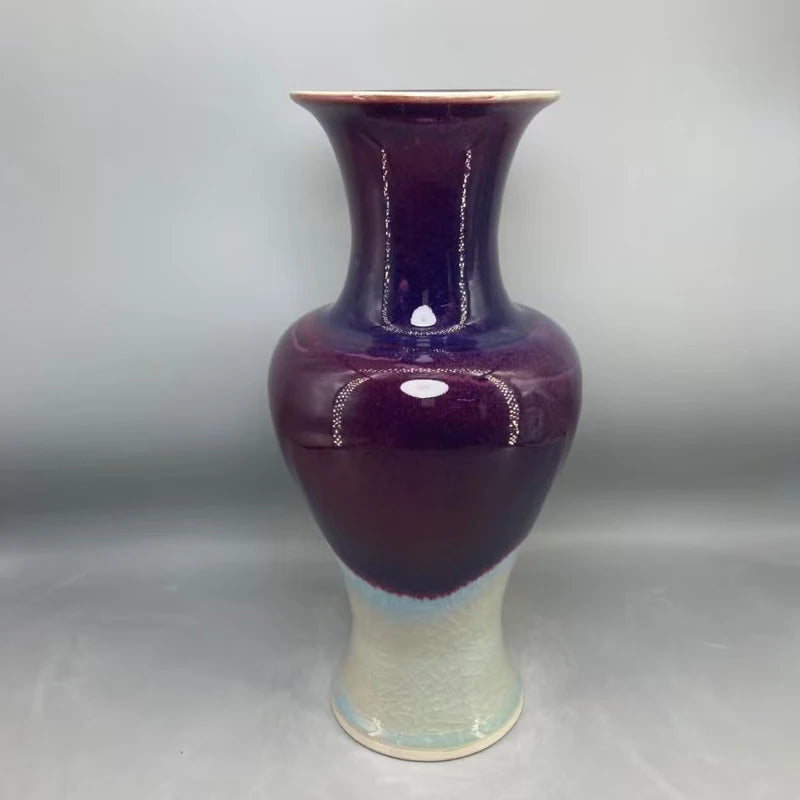 Vase en céramique de couleur violette avec des motifs décoratifs.