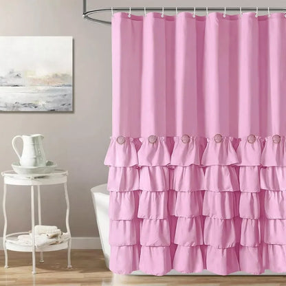Rideau de douche rose à volants, utilisé comme traitement de fenêtre dans une salle de bain décorée avec des plantes d'intérieur, offrant une couverture de fenêtre élégante et fonctionnelle.