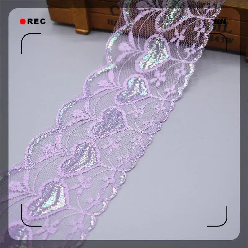 ruban dentelle rouge blanc rose bleu clair coeurs motifs floraux texture fine translucide classique