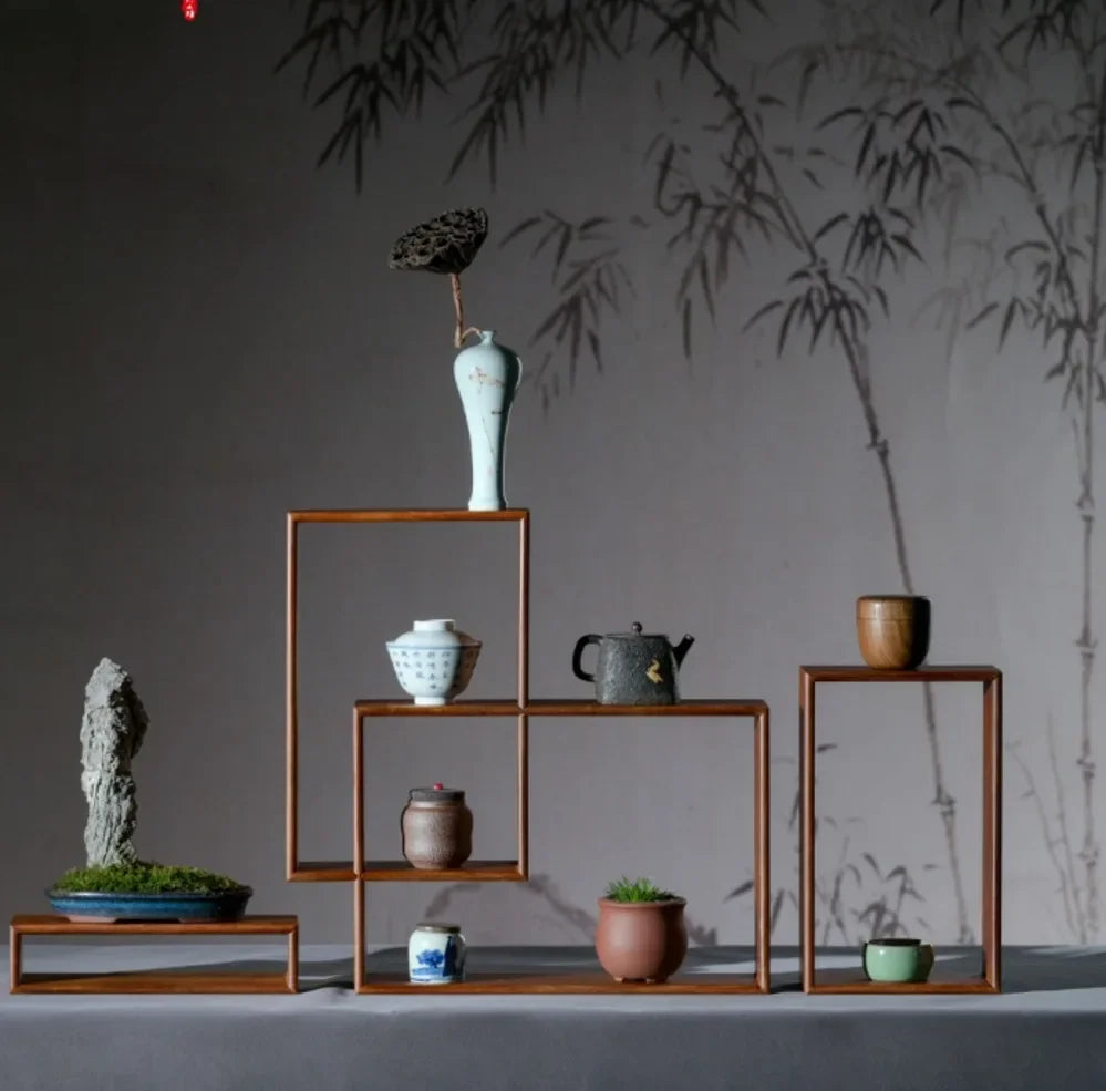 étagères modulaires bois marron clair minimaliste vases pots décoratifs plantes statuettesintérieur