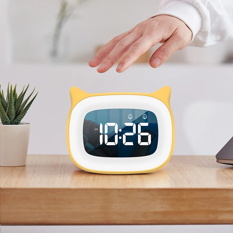 Réveil design noir avec commande vocale sur table de nuit