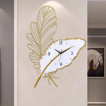 Horloge murale numérique LED éclairée dans un intérieur