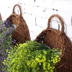 panier osier tressé marron clair traditionnel suspendu maison décoration fleurs pots jardin