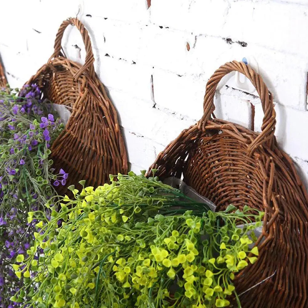 panier osier tressé marron clair traditionnel suspendu maison décoration fleurs pots jardin