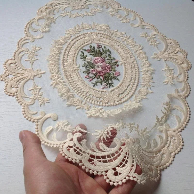 serviette table beige broderie florale dentelle classique vintage tissu rond decoration