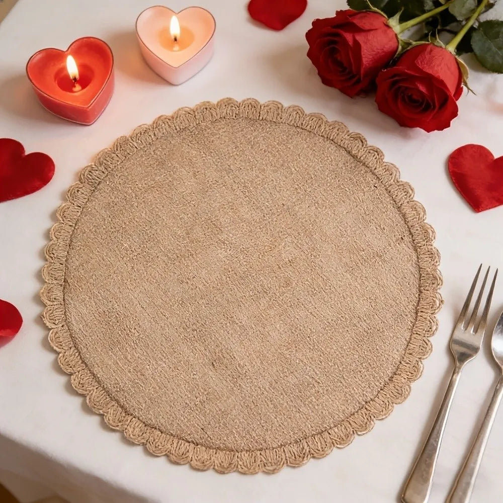 serviettes table rustiques beige texture tissée bordure dentelée assiettes fourchettes couteaux bougies roses graines