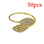 Bague en métal doré ornée de cristaux brillants en forme de feuille.