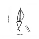 statues modernes minimalistes figures humaines assises noir texture brut forge lunettes livresintérieur