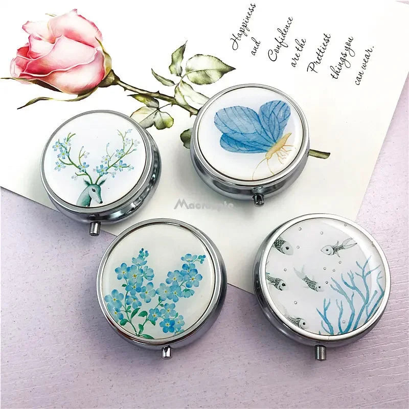 boîte pilules argentée fleurs papillons bouton pression classique organisation médicaments portable unisexe adultes
