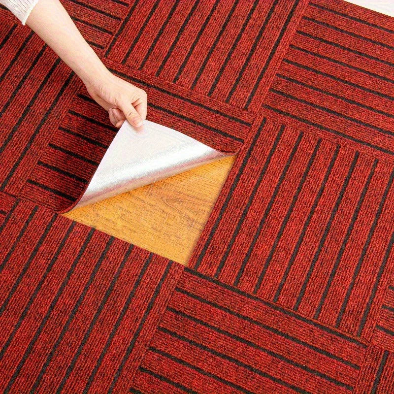 dalles moquette modulaires rayées gris marron rouge antidérapantes moderne minimaliste vinyle polyester