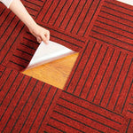 dalles moquette modulaires rayées gris marron rouge antidérapantes moderne minimaliste vinyle polyester