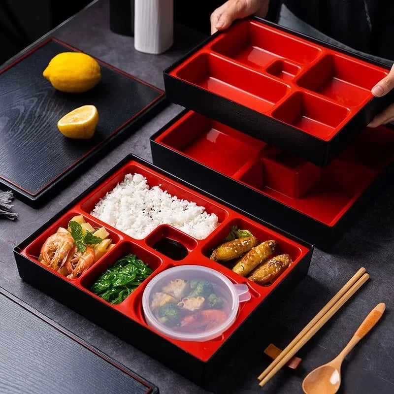 boîte repas traditionnelle japonaise rouge noire texture bois compartiments multiples riz viandes légumes poisson