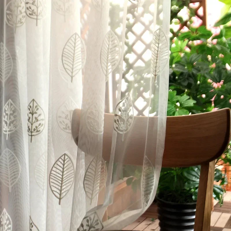 rideau tulle transparent blanc beige motif feuilles stylisées moderne salon chambre fenêtre maison