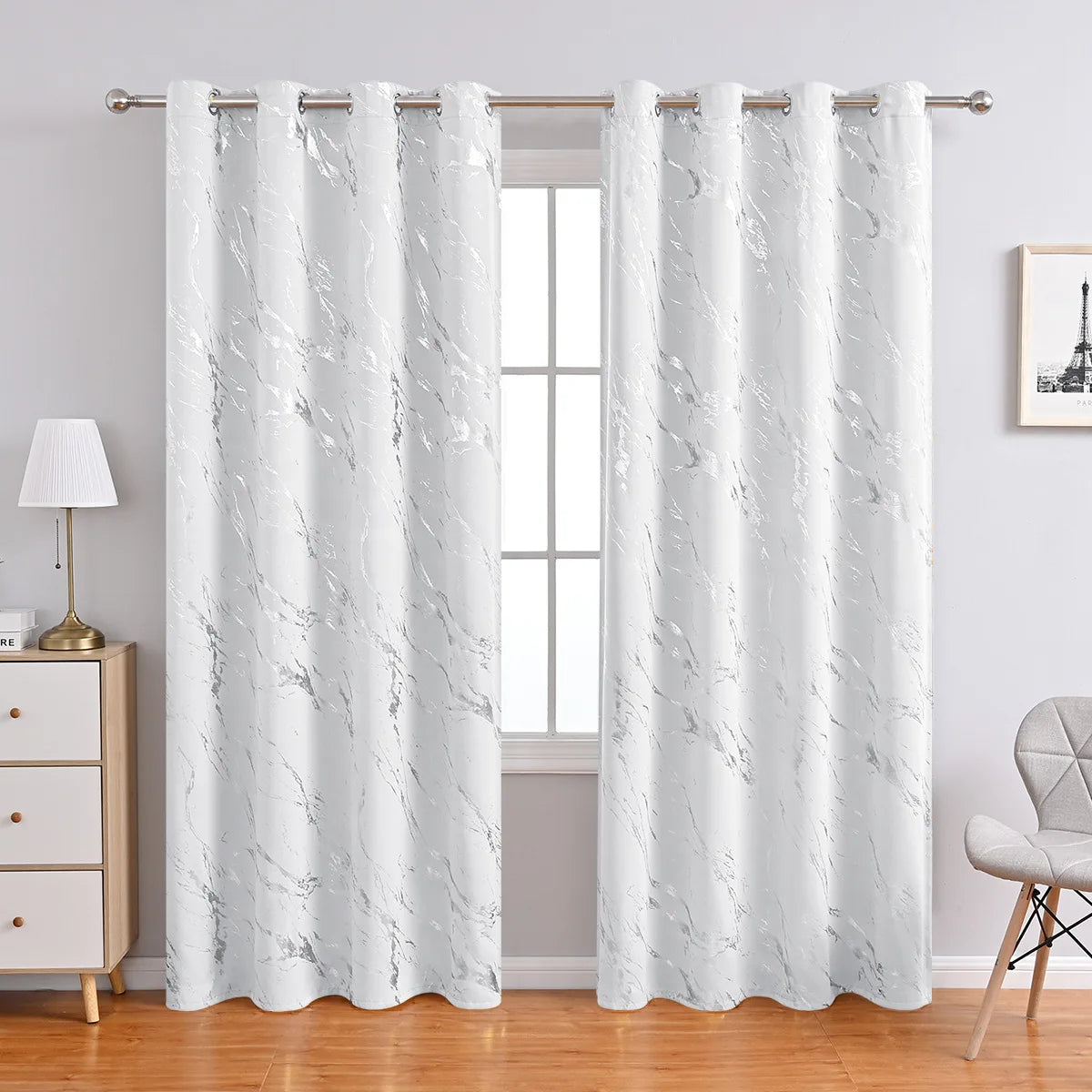 Des rideaux élégants blancs et argentés, faits de matériaux de haute qualité, ajoutant une touche de sophistication à n'importe quel intérieur. Ces rideaux, aux nuances éclatantes de blanc et d'argent, offrent une parfaite harmonie entre style et fonctionnalité, en filtrant la lumière et en préservant l'intimité. Ils sont particulièrement pertinents pour les thèmes de décoration minimalistes et modernes.