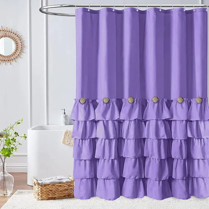Rideau de douche violet élégant, en harmonie avec le design intérieur de la salle de bain, accroché à une tringle à douche robuste. Le rideau, un élément essentiel de la plomberie, ajoute une touche de couleur à la salle de bain, complétée par une plante d'intérieur luxuriante et un traitement de fenêtre assorti. 