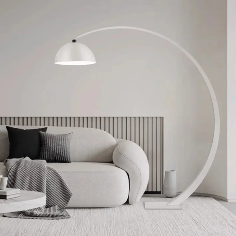 lampe arc moderne métal noir finition mate salon éclairage intérieur chic