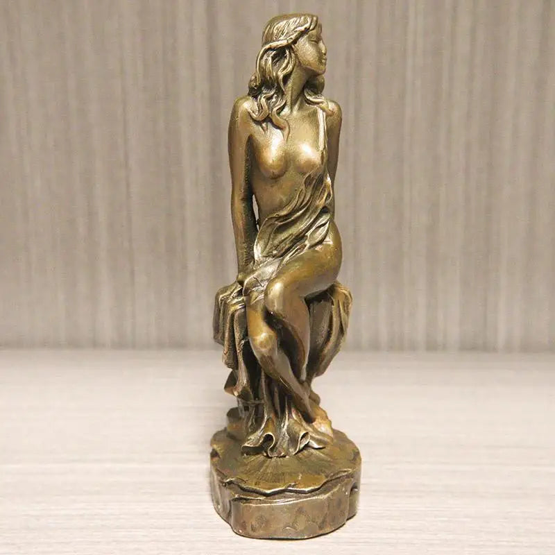 statuette féminine dorée nu assis cuivre sculptural décoration intérieure antique ornement tendance arts décoratifsOpaque