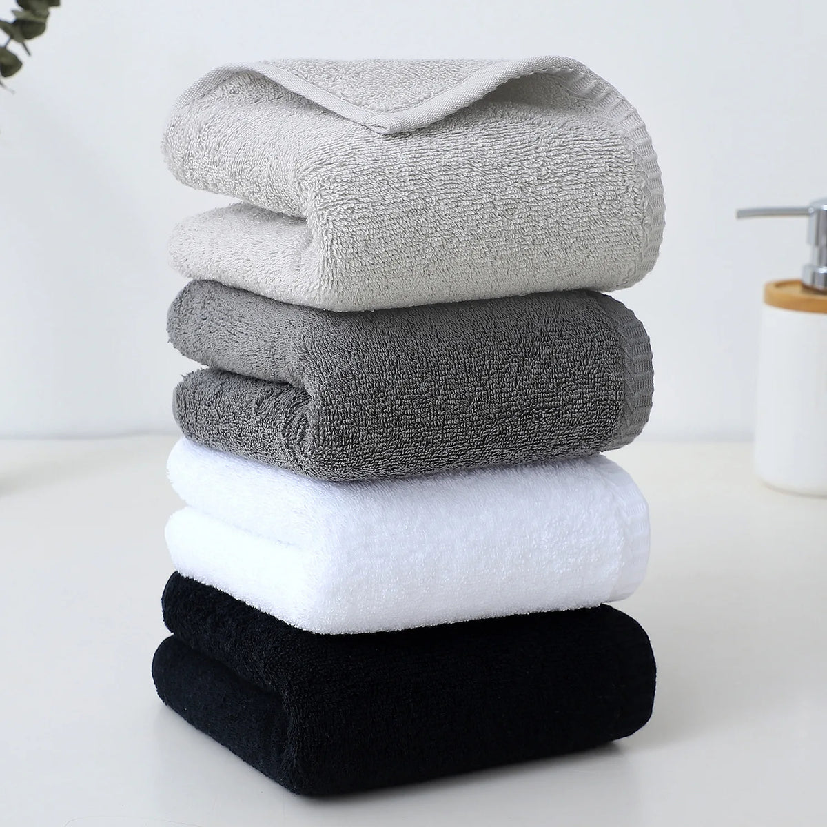 serviettes coton douces absorbantes blanc gris noir velours modernes minimalistes crochets support mural