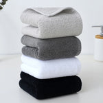 serviettes coton douces absorbantes blanc gris noir velours modernes minimalistes crochets support mural