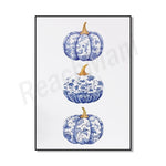 Des citrouilles décoratives de style chinois, ornées de motifs floraux bleus et blancs.