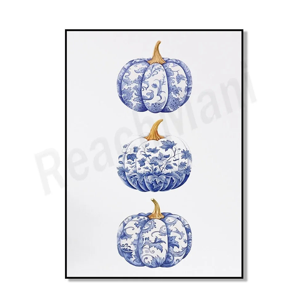 Des citrouilles décoratives de style chinois, ornées de motifs floraux bleus et blancs.