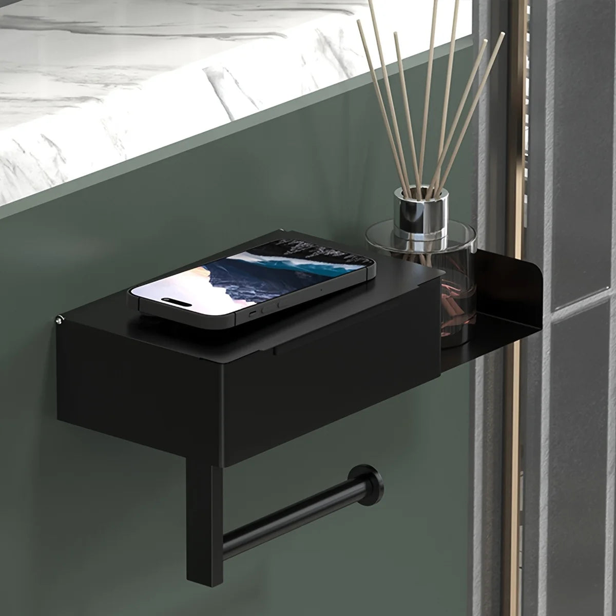 rangement mural moderne noir blanc salle bain porte papier toilette support smartphone éléments diffuseur