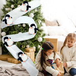 Pingouin peluche sur tapis neige escalier
