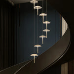 Plafonnier LED design champignon doré dans un salon moderne