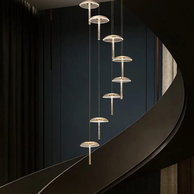 Plafonnier LED design champignon doré dans un salon moderne