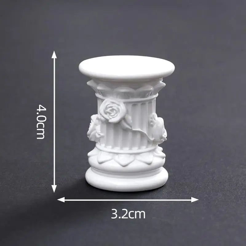 supports décoratifs colonnes grecques blanc rose motifs floraux cannelures grec antique intérieur decoration
