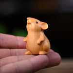 statue animale stylisée souris hamster yeux bleus sculpture bois polie décoration intérieure mignonne brune