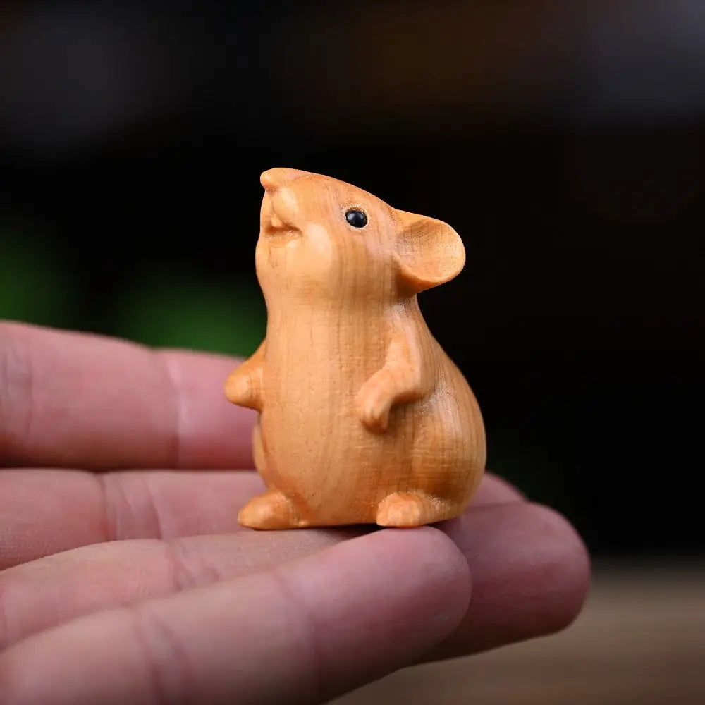 statue animale stylisée souris hamster yeux bleus sculpture bois polie décoration intérieure mignonne brune
