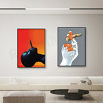 Des images affichées dans un intérieur minimaliste, avec des œuvres graphiques contrastées mettant en scène des formes et des gestes.