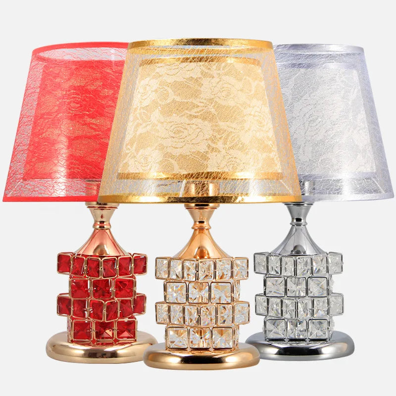 Vue de côté montrant la structure élégante de la lampe