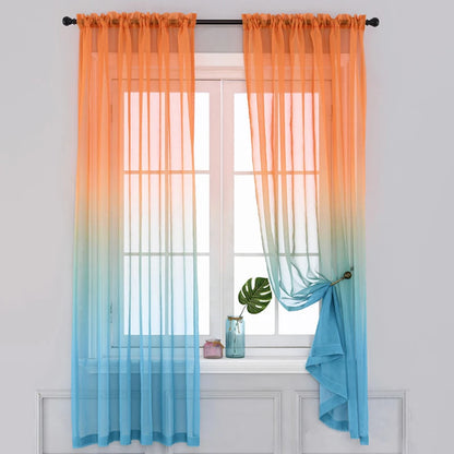 Voilage dégradé orange et bleu accroché à une tringle noire devant une fenêtre blanche dans un intérieur lumineux.