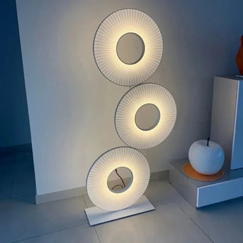Lampadaire placé à côté d'un canapé moderne dans un intérieur nordique