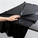 nappe noire imperméable pvc moderne cuisine table assiettes verres vase fleurs été simple
