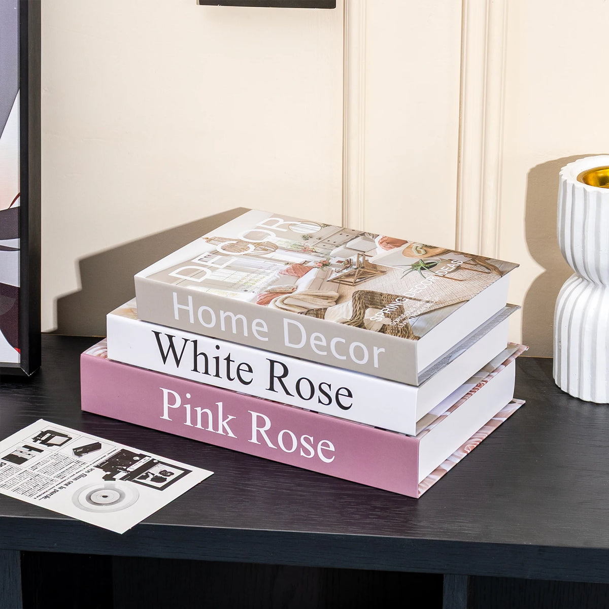 décoration moderne livres faux noirs blancs vert rose minimalistes maison
