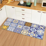 Ce tapis en carreaux de céramique multicolores apporte une note colorée et décorative à cette cuisine moderne.