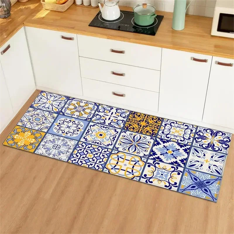 Ce tapis en carreaux de céramique multicolores apporte une note colorée et décorative à cette cuisine moderne.